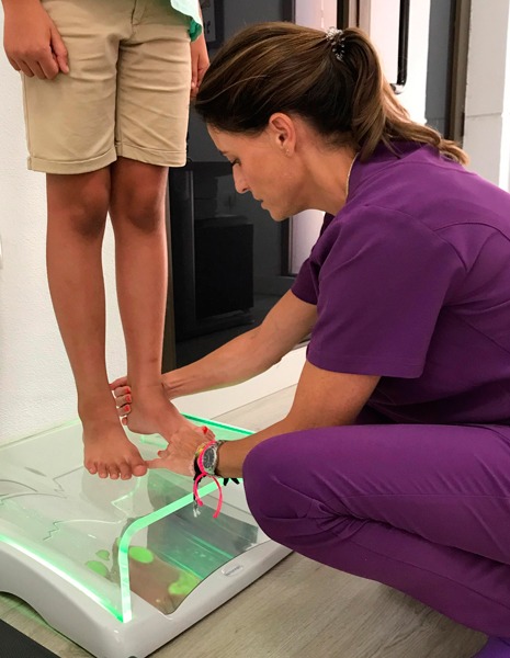La podóloga Rosa García García-Férriz de Podozone preparando una exploración biométrica de la pisada.